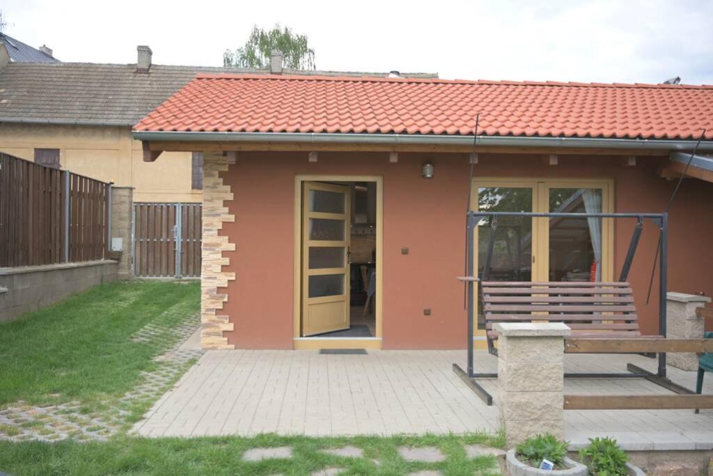 Utulny Domek V Zahrade V Unhosti Nedaleko Letiste Exteriör bild